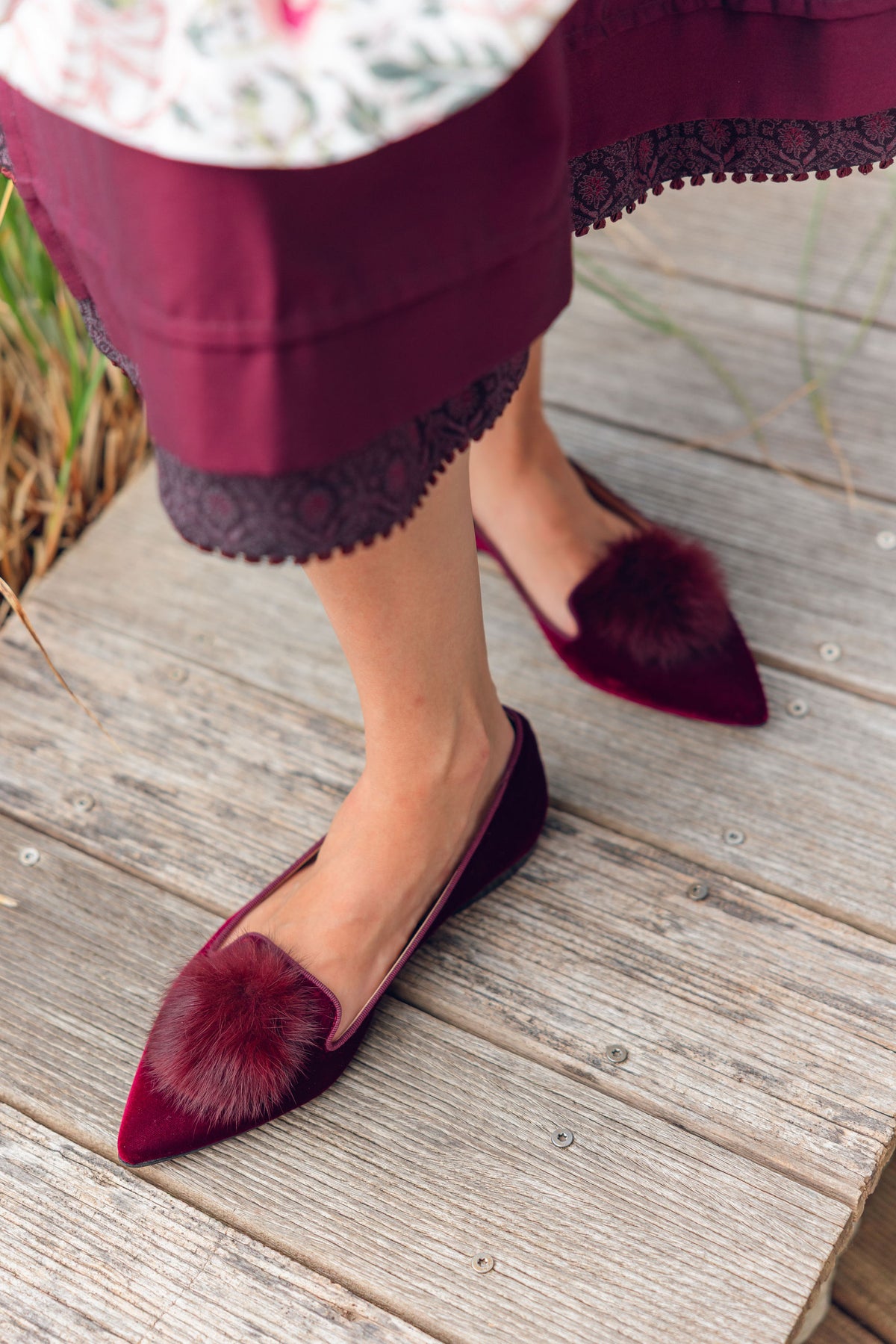 Bordeaux Pompon Samt Pointy